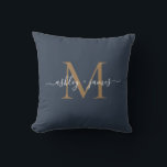 Cojín Decorativo Elegante Monograma dorado Nombres Boda Azul<br><div class="desc">Moda monogramada almohada keepsake con sus nombres y monograma en marfil elegante escritura manuscrita caligrafía y tipografía moderna dorada sobre un fondo azul oscuro. Simplemente agregue sus nombres y monograma. Diseñado exclusivamente para usted por Happy Dolphin Studio. Si necesita ayuda o productos coincidentes, por favor contáctenos en happydolphinstudio@outlook.com. ¡Estamos encantados...</div>