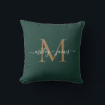 Cojín Decorativo Elegante Monograma Dorado Nombres Boda Verde<br><div class="desc">Moda monogramada almohada keepsake con sus nombres y monograma en caligrafía blanca y elegante de escritura manuscrita y tipografía dorada moderna sobre un fondo verde oscuro. Simplemente agregue sus nombres y monograma. Diseñado exclusivamente para usted por Happy Dolphin Studio. Si necesita ayuda o productos coincidentes, por favor contáctenos en happydolphinstudio@outlook.com....</div>