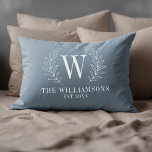 Cojín Decorativo Elegante Monograma Dusty Blue Family Name<br><div class="desc">Esta almohada azul y blanca está decorada con un monograma de lámina de laurel y su nombre y fecha de boda. Un acogedor añadido a la decoración de tu casa. Es genial para bodas y aniversarios. Personalízalo con su fecha inicial, nombre y boda. Viene en una variedad de colores. Diseñado...</div>