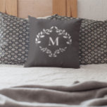 Cojín Decorativo Elegante Monograma Laurel deja Personalizado Escud<br><div class="desc">Añade un toque de elegancia a cualquier espacio con esta almohada de acento monograma personalizado con un escudo clásico de hojas de laurel. El sencillo fondo gris y la decoración de laurel regal aportan un toque sofisticado y atemporal que se completa con la decoración moderna y tradicional. Personalice con un...</div>