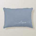 Cojín Decorativo Elegante Monograma moderno Minimalista azul turbio<br><div class="desc">Presentamos nuestra Dusty Blue Minimalista Monogram Elegant Collection: Eleva tu estilo con sofisticación y encanto intemporal. Nuestra colección presenta diseños minimalistas en un suave y polvoriento matiz azul, realzados con elegantes monogramas adaptados a su gusto personal. Desde la papelería refinada hasta los accesorios versátiles, cada pieza de nuestra colección está...</div>