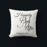 Cojín Decorativo Elegante Monogramado Blanco Feliz Nunca Después<br><div class="desc">Elegante Monogramado Blanco Famoso Después De Lanzar La almohada.</div>
