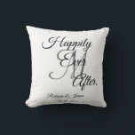 Cojín Decorativo Elegante Monogramado Blanco Feliz Nunca Después<br><div class="desc">Elegante Monogramado Blanco Famoso Después De Lanzar La almohada.</div>