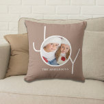 Cojín Decorativo Elegante Navidad fotográfico Personalizado<br><div class="desc">Este elegante Navidad Holiday Photo Pillow está decorado con la palabra JOY en tipografía blanca moderna sobre un fondo beige taupe. Personalizable fácil con tu foto y nombre.</div>