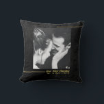 Cojín Decorativo Elegante Oro de Terciopelo Negro Primera Navidad C<br><div class="desc">Un fondo minimalista de terciopelo texturado (¡simulado, no real terciopelo!) con dos líneas doradas para una almohada tipográfica personalizada para una pareja recién casada, entre sí o de cualquier persona, con el mensaje "Nuestra Primera Navidad". Personalízalo con una foto en blanco y negro (preferiblemente) y cambia el año. También podría...</div>