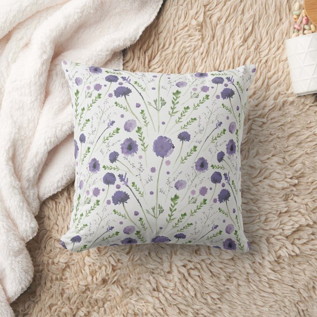 Cojín Decorativo Elegante patrón floral de acuarela púrpura (Elegant Purple Watercolor Floral Pattern Throw Pillow from Studio Posies.)