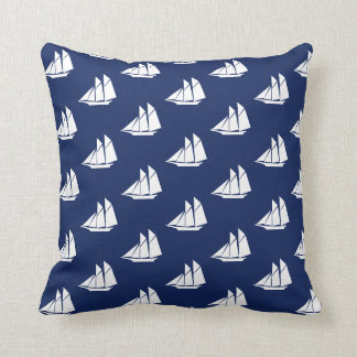 Cojín Decorativo Elegante patrón náutico de yate a vela sobre azul