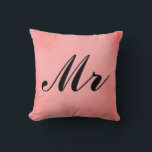 Cojín Decorativo Elegante pergamino rosa Sr. y Sra.<br><div class="desc">Añada la felicidad marital decorativa a su casa con un elegante pergamino rosa "Mr. and Mrs." almohadas.  Al mostrar un bonito diseño de pergamino rosado con "Mr." escrito con un tipo de letra negro cursivo,  puede personalizar esta almohada tanto como desee.</div>