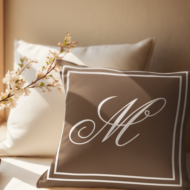 Cojín Decorativo Elegante Personalizado Monograma Brown Throw (Subido por el creador)