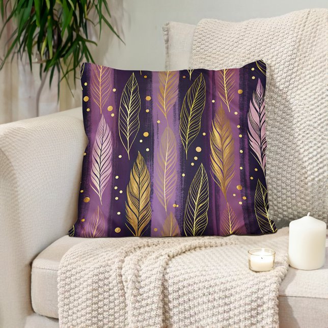 Cojín Decorativo Elegante Pluma Dorada Morada Boho  (Elegant purple with gold feather decorator pillow)