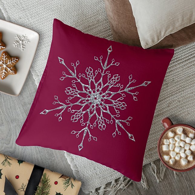 Cojín Decorativo Elegante Purpurina de plata festividad copo de nie (Elegant Silver Glitter Holiday Snowflake Burgundy Throw Pillow)