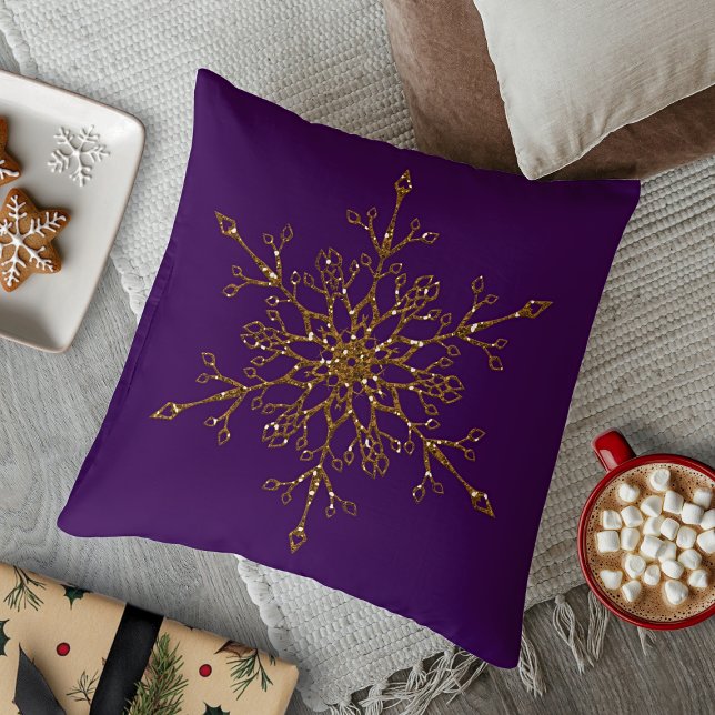 Cojín Decorativo Elegante Purpurina dorado festividad copo de nieve (Elegant Gold Glitter Holiday Snowflake Purple Throw Pillow)