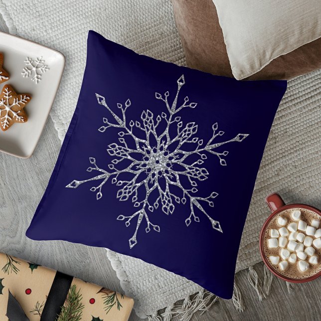 Cojín Decorativo Elegante Purpurina plateado festividad de copo de  (Elegant Silver Glitter Holiday Snowflake Navy Blue Throw Pillow)