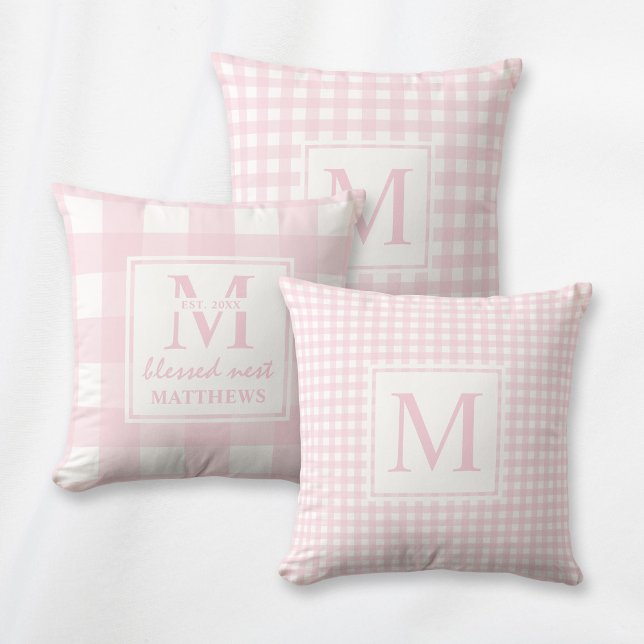 Cojín Decorativo Elegante Rubor Pink Monogram Classic Gingham (Classic pink and white Gingham pattern pillow with elegant custom monogram. Stylish farmhouse decor.)