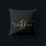 Cojín Decorativo Elegante Script Gold Monograma Iniciales Nombre Ne<br><div class="desc">Moda moderna y elegante almohada de tiro con monograma negro dorado con un dramático guión inicial con toques y tu nombre completo. Sencilla elegancia. El fondo tiene un efecto texturado visual. Oro en negro.</div>