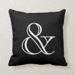 Cojín Decorativo Elegante símbolo moderno de Ampersand blanco negro<br><div class="desc">Esta elegante y moderna almohada tipográfica presenta el símbolo de la banda blanca (&) en el fondo negro.</div>