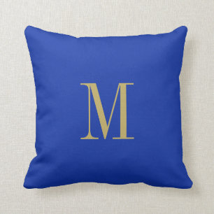 Cojín Decorativo Elegante sólido azul real con monograma dorado