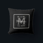 Cojín Decorativo Elegante Sr. y Sra. Monogram<br><div class="desc">Un elegante Sr. y la Sra. Monogram diseño para su casa. Compra como regalo boda (junto con el resto de la colección de regalos Mr & Mrs Wedding).</div>