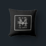 Cojín Decorativo Elegante Sr. y Sra. Monogram<br><div class="desc">Un elegante Sr. y la Sra. Monogram diseño para su casa. Compra como regalo boda (junto con el resto de la colección de regalos Mr & Mrs Wedding).</div>