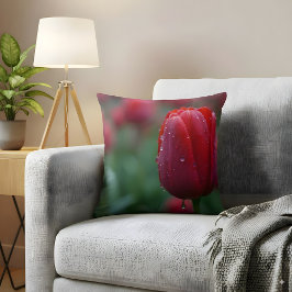 Cojín Decorativo Elegante tulipán rojo con gotas de abrigo