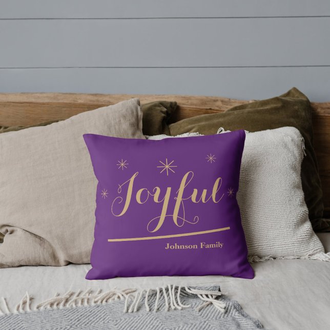 Cojín Decorativo Elegante y alegre familia personalizada Nombre púr (Celebrate a little Christmas Joy with these cheerful purple gold throw pillows.)
