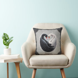 Cojín Decorativo Elegantes cisnes forjando un corazón juntos.