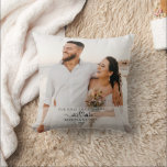 Cojín Decorativo Elegantes Navidades de 1° matrimonio como Sr. y Sr<br><div class="desc">La primera Navidad moderna y elegante se casó como Sr. y Sra. en un audaz guión de caligrafía. Fácilmente personalizable con foto,  nombre y año de elección. El regalo perfecto para los recién casados esta temporada de vacaciones.</div>