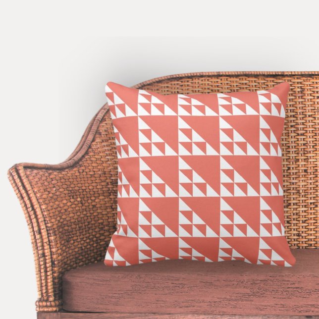 Cojín Decorativo Elegantes triángulos geométricos rosados y blancos (Elegant Geometric Pink & White Triangles Throw Pillow)