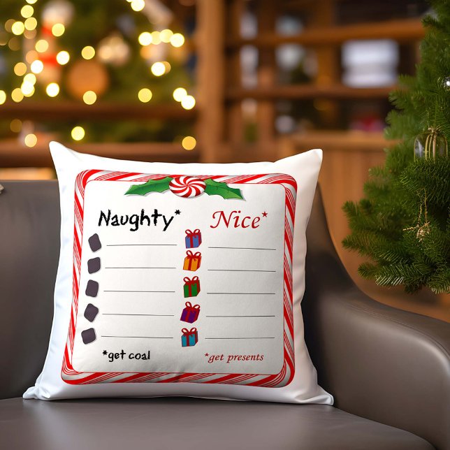 Cojín Decorativo ¿Elegir lados, traviesos o bonitos? (Choose Sides, Naughty or Nice? Which side are you on?  The Naughty get COAL. The Nice get PRESENTS! )
