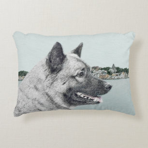 Cojín Decorativo Elkhound noruego en pintura de aldea - Arte de per
