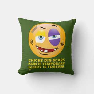 Cojín Decorativo emoji graciosa de "CHICKS DIG SCARS"