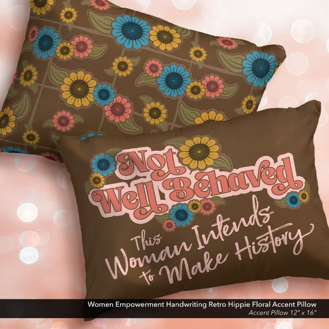 Cojín Decorativo Empoderamiento de las mujeres escritura a mano ret (Not Well Behaved - Women's Empowerment Throw Pillow with a Hippie Floral Design.)