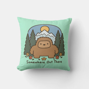 Cojín Decorativo En algún lugar de allá afuera Kawaii Bigfoot Monta