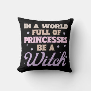 Cojín Decorativo En un mundo de princesas sé una bruja Halloween