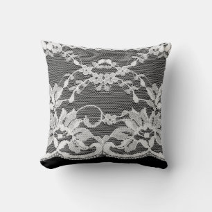 Cojín Decorativo Encaje floral blanco: fondo negro.