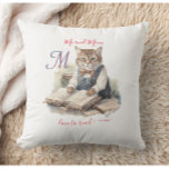 Cojín Decorativo Encantadores gatos mamá Monograma amor por leer<br><div class="desc">Absolutamente encantador y verdadero para ti — o para alguien en quien puedes pensar en este momento — el adorable gato que ama leer y lo hace también. Por favor, también observe el monograma de dos colores personalizado así como el corazón pequeño al final del "amor por leer" — toques...</div>