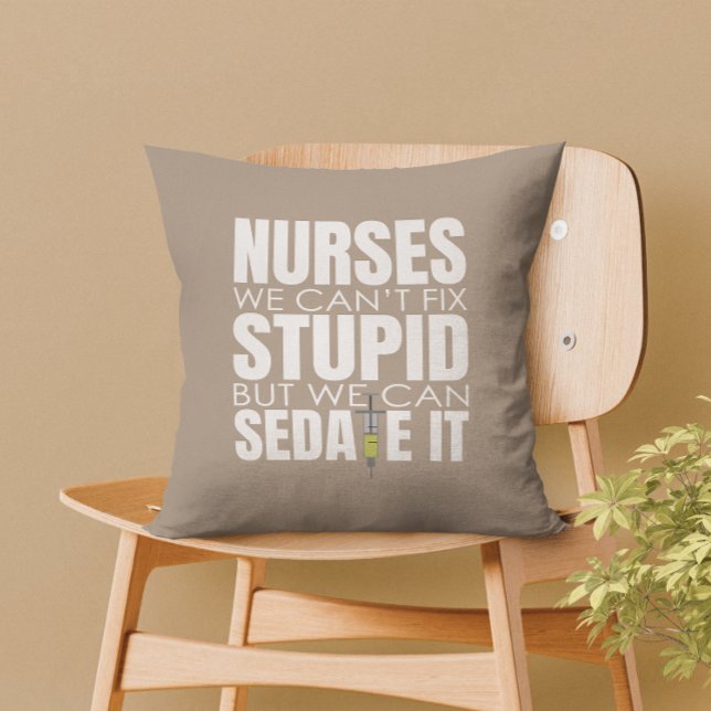 Cojín Decorativo Enfermera divertida que no podemos acomodar estúpi (Nurses can’t fix stupid, but we can sedate it – a perfect touch of humor for your home decor.)