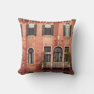 Cojín Decorativo Enfrente de una típica casa antigua en Venecia, It
