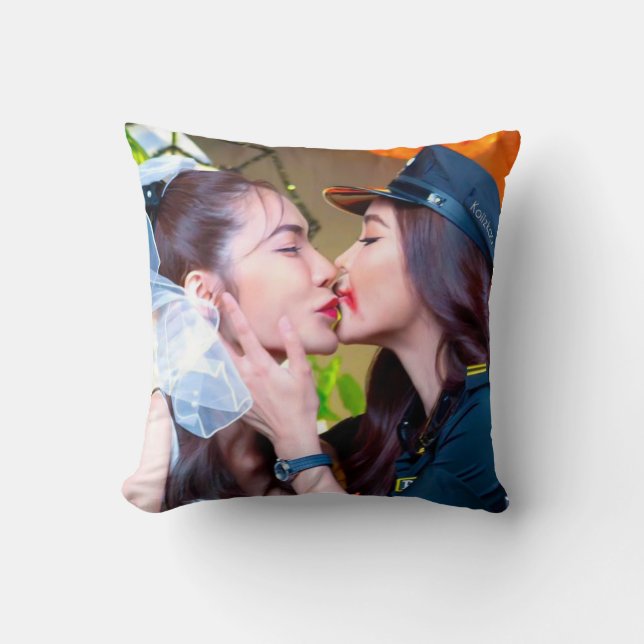 Cojín Decorativo Englot Thai GL Halloween Kiss, Engfa and Charlotte (Anverso)