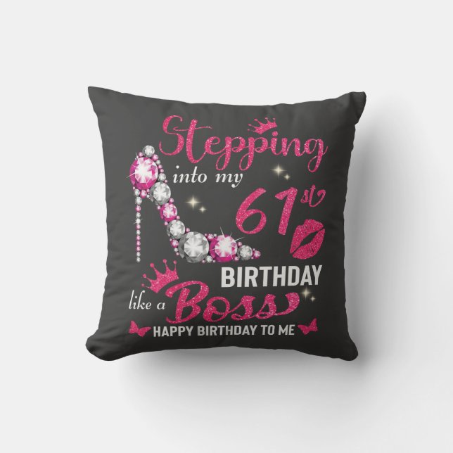 Cojín Decorativo Entrando en mi cumpleaños número 61 como jefe (Anverso)