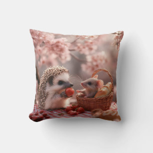 Cojín Decorativo Erizo y Ratón Compartiendo Fresas - Picnic