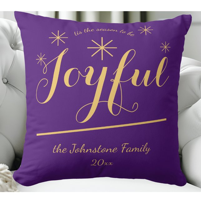 Cojín Decorativo "es temporada para ser alegre" Elegante vacaciones (Help induce a festive mood with this Joyful purple and gold throw pillow.)
