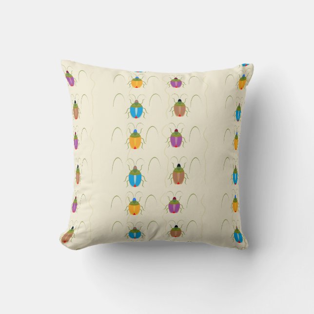 Cojín Decorativo Escarabajo en suelo marrón (Anverso)