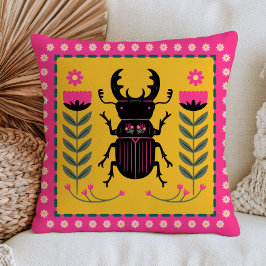 Cojín Decorativo Escarabajo negro sobre flores amarillas y rosadas 
