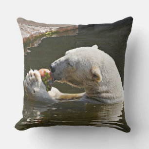 Cojín Decorativo Escena Acogedora de Oso Polar Comiendo Fruta