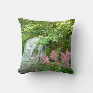 Cojín Decorativo Escena de hermosa cascada con Astilbe rosa