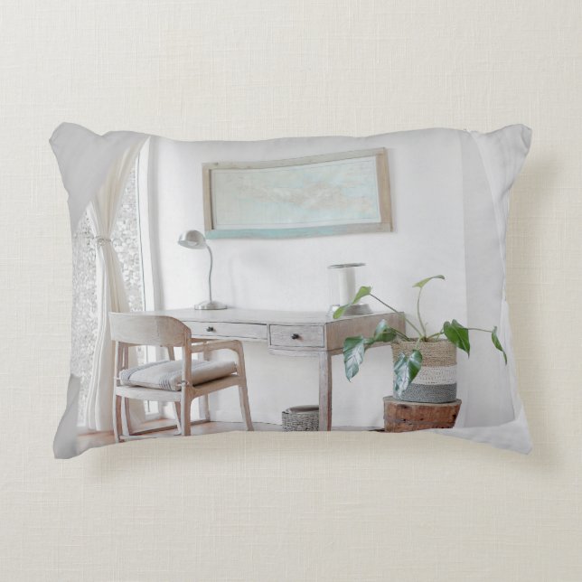 COJÍN DECORATIVO ESCRITORIO VACÍO CERCA DE LA CORTINA (Anverso)