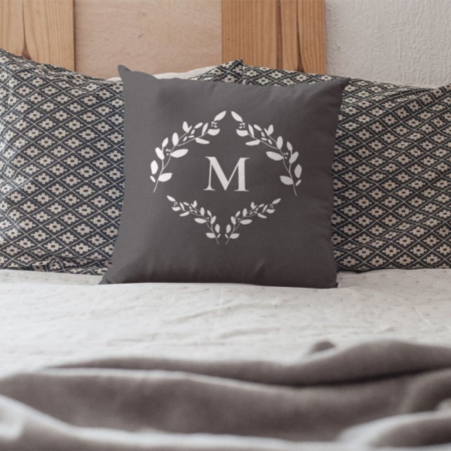 Cojín Decorativo Escudo de hojas de laurel con monograma elegante p (Master bedroom Monogram laurel leaves wreath accent pillow)