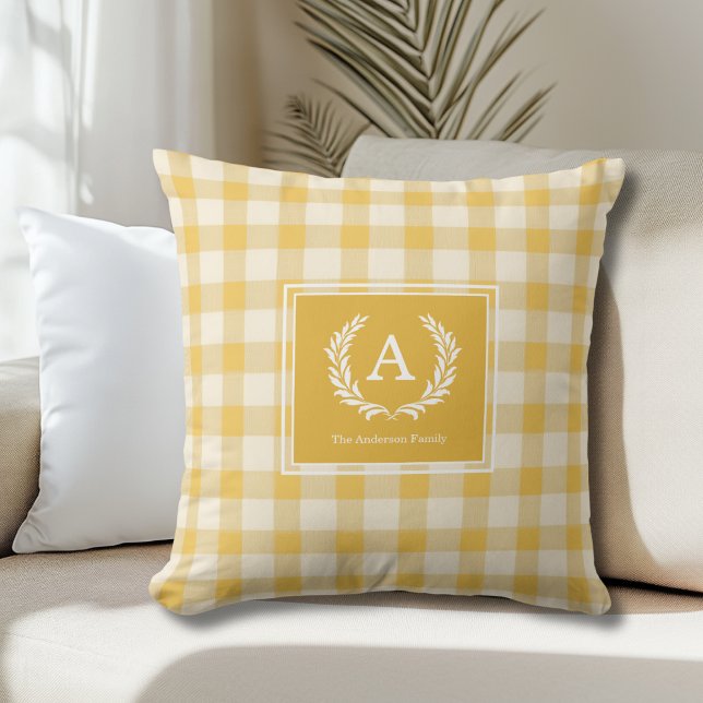 Cojín Decorativo Escudo de Monograma de Gingham amarillo (Yellow 
Gingham Monogram Crest Throw Pillow)