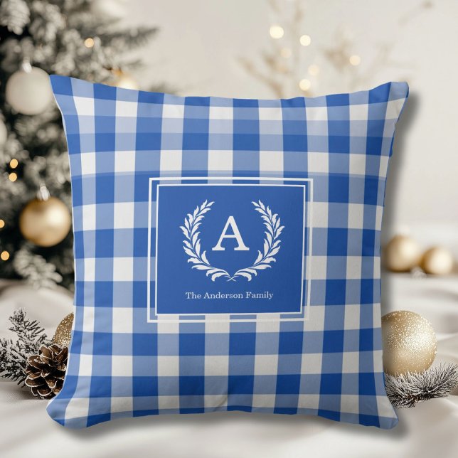 Cojín Decorativo Escudo Monograma de Gingham Azul (Custom Blue Gingham Monogram Crest Throw Pillow)